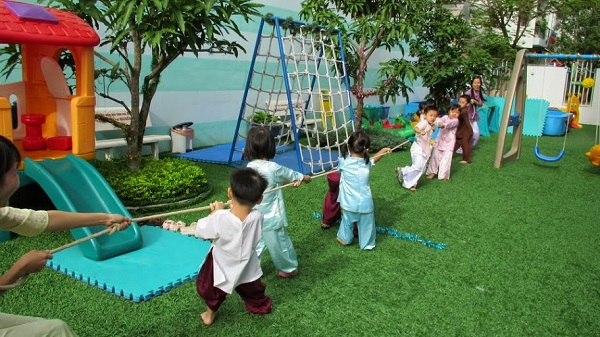 Ứng dụng cỏ nhân tạo trong thiết kế sân vui chơi trẻ em.